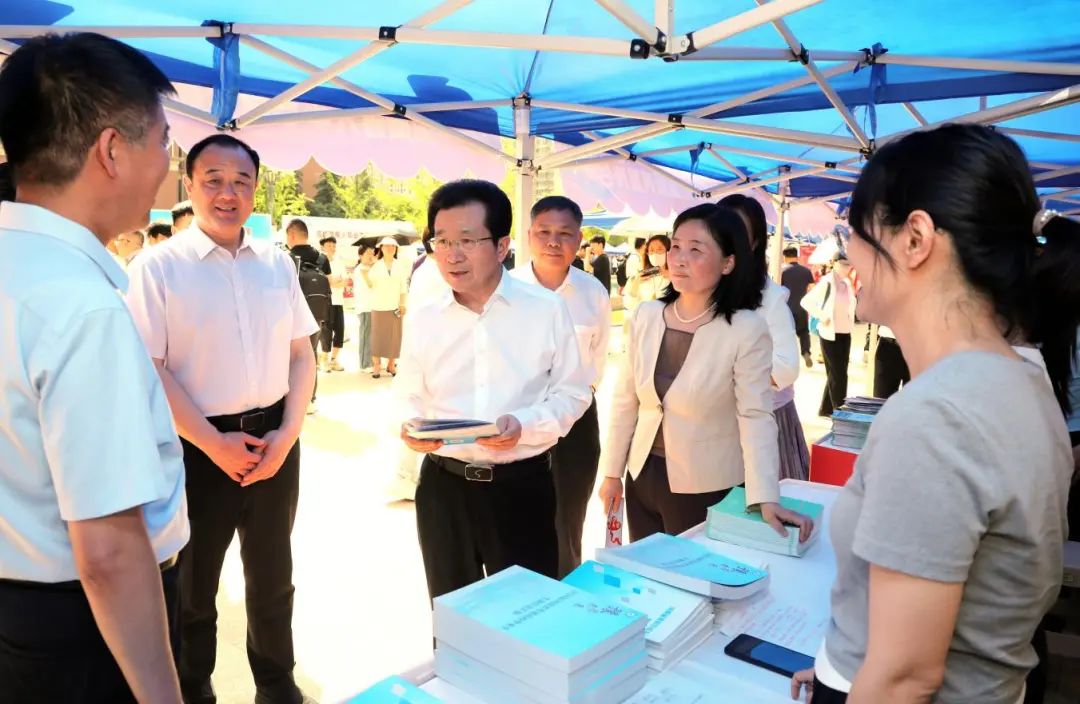 图为河南省副省长孙运锋与招聘单位交谈